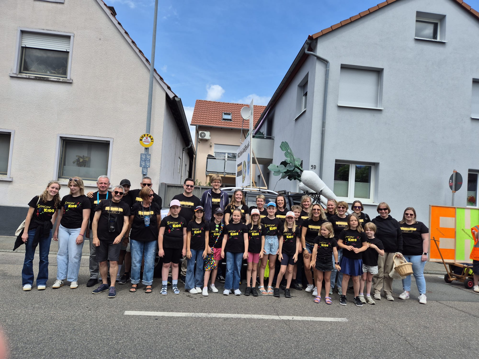 Mitglieder von Inspiration und Singin' Kids beim Rettichfest-Umzug in Schifferstadt